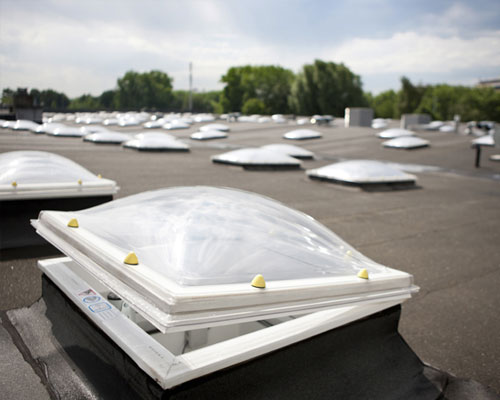Lichtkoepel aan laten brengen door ervaren dakspecialist